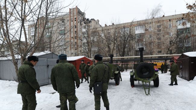 Военнослужащие у девятиэтажного жилого дом №16 на улице Хабарова в городе Шахты, в котором произошел взрыв бытового газа. 14 января 2019