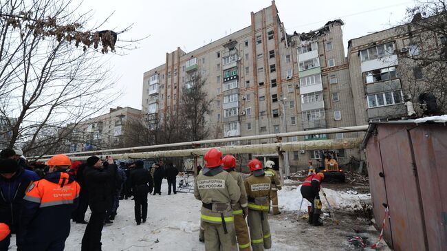 Сотрудники МЧС РФ у девятиэтажного жилого дом №16 на улице Хабарова в городе Шахты, в котором произошел взрыв бытового газа 