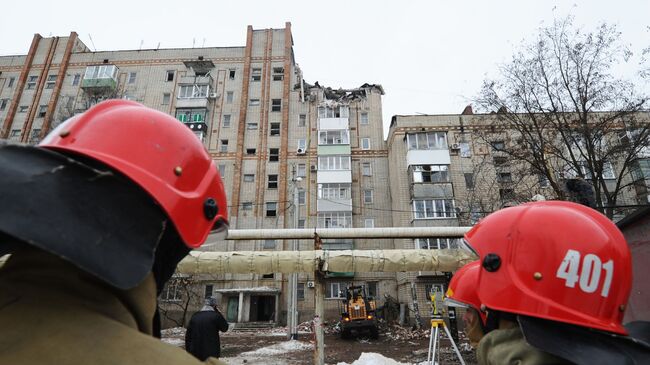 Сотрудники МЧС РФ у девятиэтажного жилого дом №16 на улице Хабарова в городе Шахты, в котором произошел взрыв бытового газа. 14 января 2019