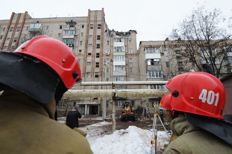 Сотрудники МЧС РФ у девятиэтажного жилого дом №16 на улице Хабарова в городе Шахты, в котором произошел взрыв бытового газа