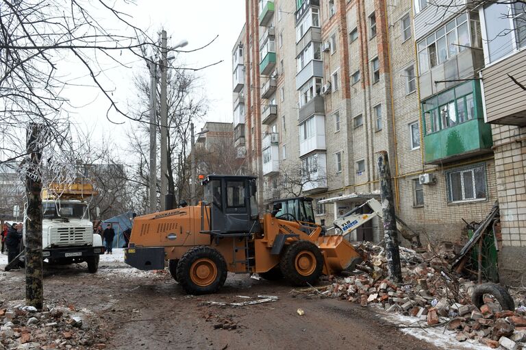 Ситуация у девятиэтажного жилого дом №16 на улице Хабарова в городе Шахты, пострадавшего из-за взрыва бытового газа