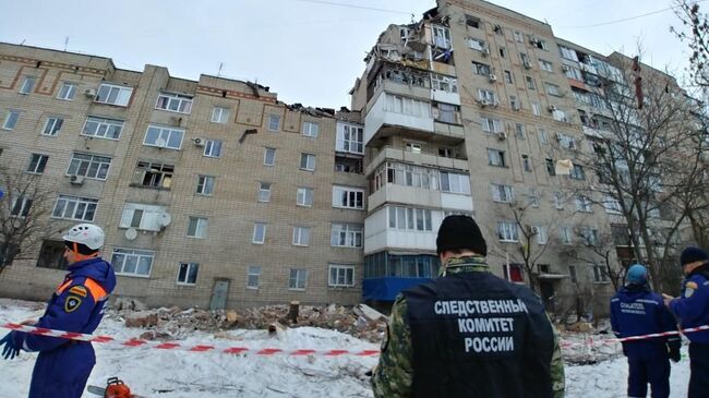 Сотрудники СК РФ у девятиэтажного жилого дом №16 на улице Хабарова в городе Шахты, в котором произошел взрыв бытового газа