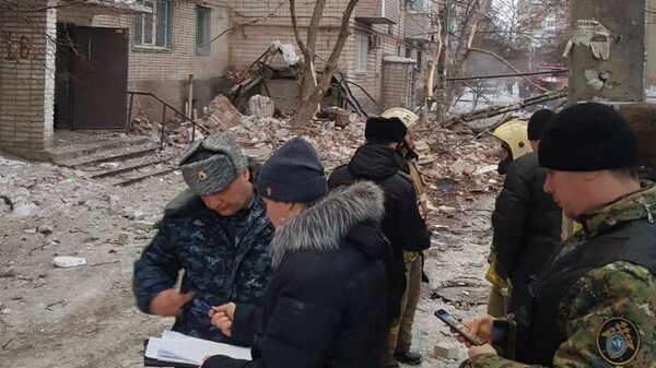 Сотрудники СК РФ у девятиэтажного жилого дом №16 на улице Хабарова в городе Шахты, в котором произошел взрыв бытового газа