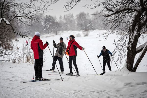 Отдыхающие во время катания на лыжах в зоне отдыха Битца в Москве
