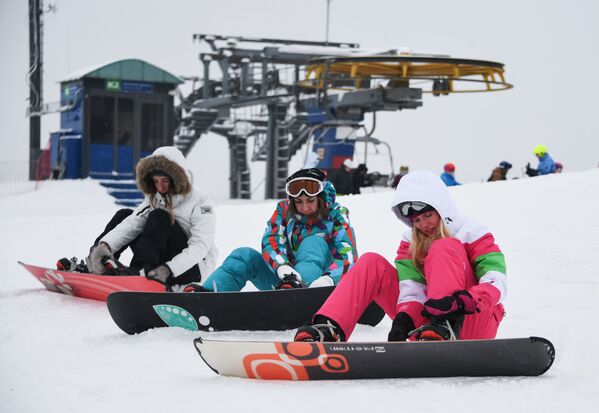 Сноубордисты на горнолыжном курорте Сорочаны в Московской области