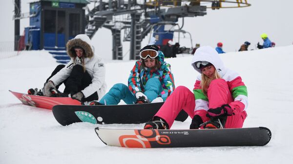 Сноубордисты на горнолыжном курорте Сорочаны в Московской области