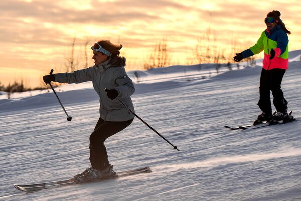 Лыжницы на склоне горнолыжного курорта Лисья Гора в Московской области