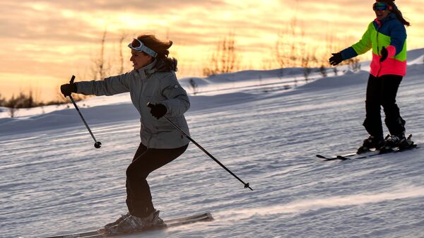 Лыжницы на склоне горнолыжного курорта Лисья Гора в Московской области