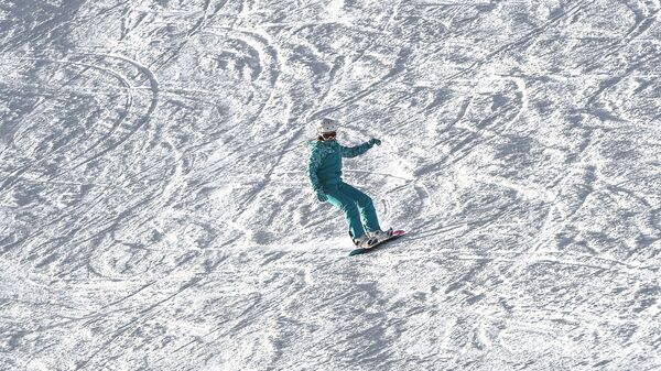 Сноубордист на склоне горнолыжного курорта Лисья Гора в Московской области