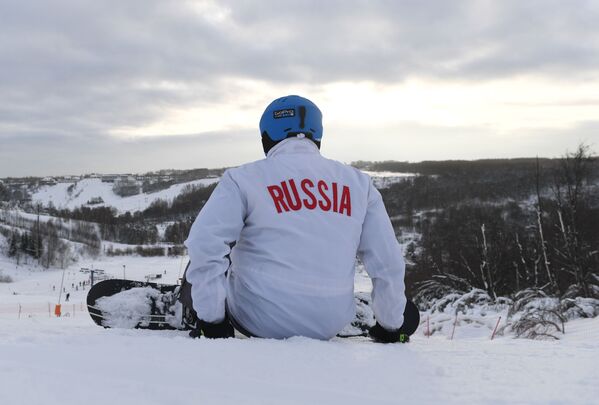 Сноубордист на территории спортивного парка Волен в Московской области