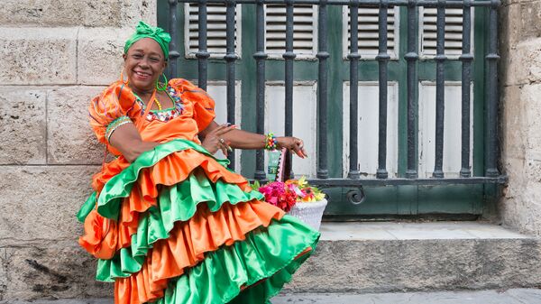 Женщина в традиционном платье на улице Гаваны