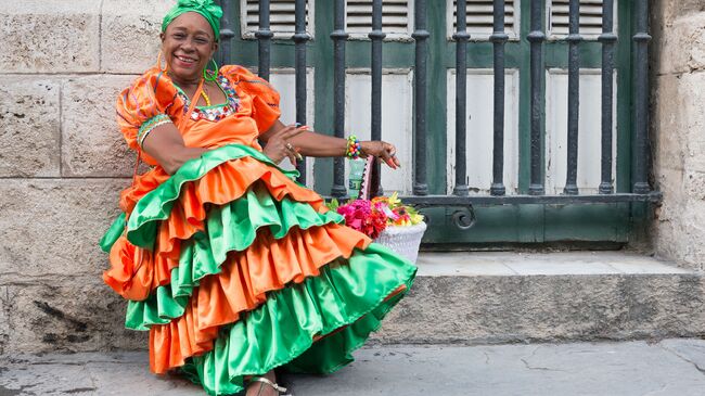Женщина в традиционном платье на улице Гаваны