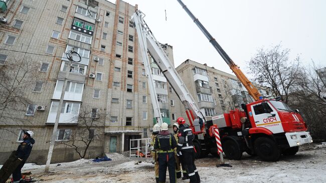 Сотрудники МЧС РФ у девятиэтажного жилого дом №16 на улице Хабарова в городе Шахты, в котором произошел взрыв бытового газа