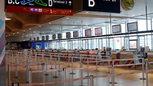 Пустые стойки регистрации в аэропорту Кельн-Бонн