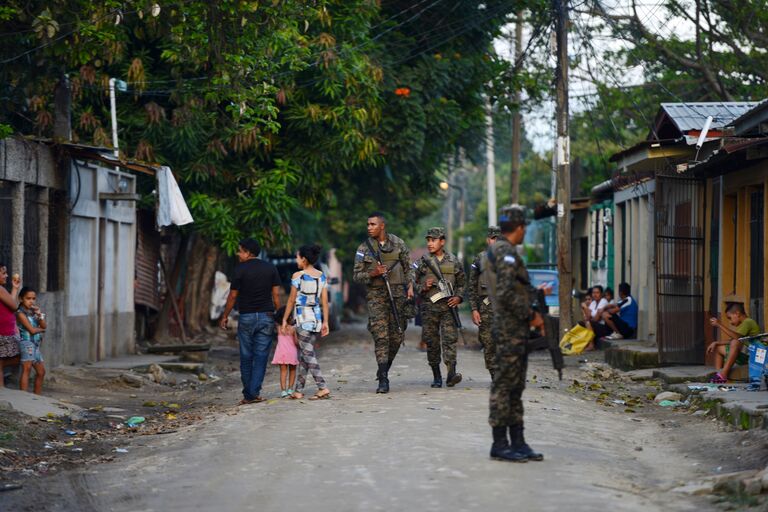 Военная полиция патрулирует улицы Сан-Педро-Сула, Гондурас