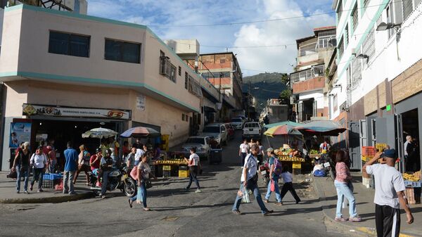 Прохожие на улице столицы Венесуэлы Каракаса