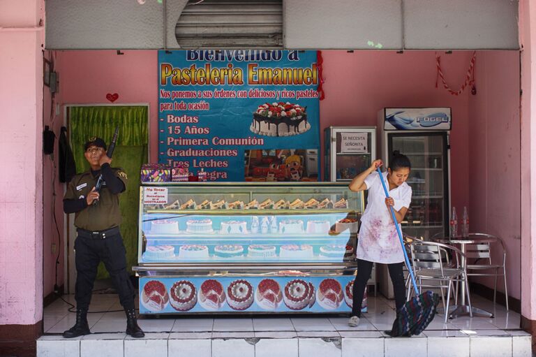 Вооруженная охрана у кондитерского магазина в Гватемала-Сити