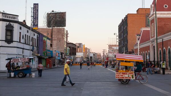 Прохожие на одной из улиц в Сьюдад-Хуаресе, Мексика