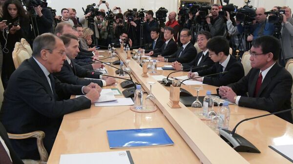 Министр иностранных дел РФ Сергей Лавров и министр иностранных дел Японии Таро Коно во время встречи