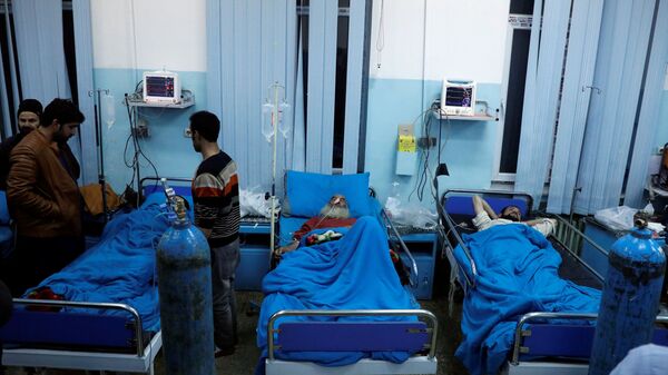 Пострадавшие в результате теракта в районе комплекса Green Village в больнице Кабула, Афганистан. 14 января 2019