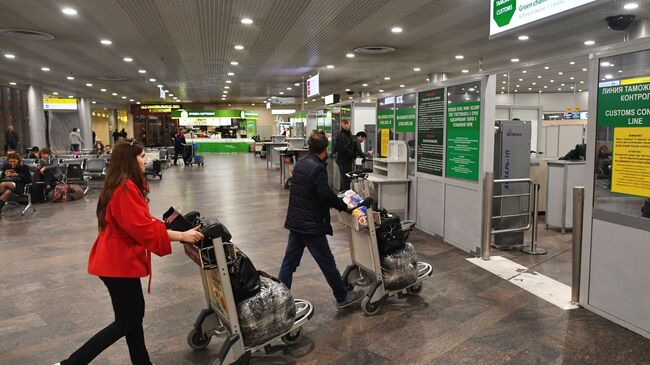 Пассажиры в зоне отлета аэропорта Шереметьево