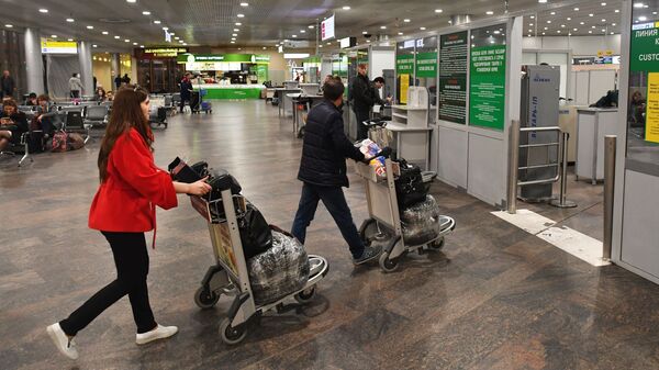 Пассажиры в зоне отлета аэропорта Шереметьево
