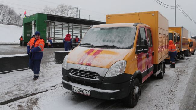 Автомобили аварийных служб у станции метро Окружная в Москве, закрытой из-за подтопления. 15 января 2019