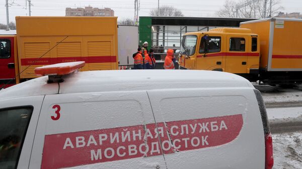 Автомобили аварийных служб у станции метро Окружная в Москве, закрытой из-за подтопления. 15 января 2019