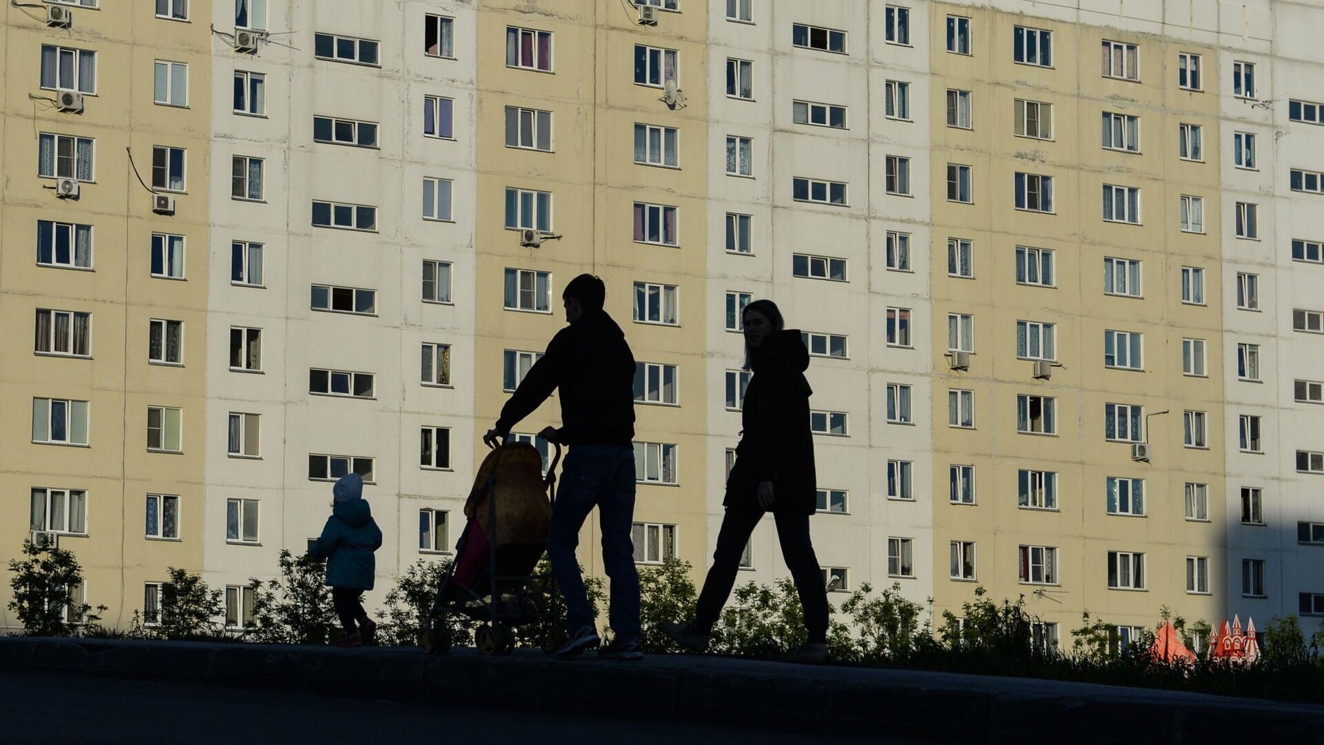 Семья во дворе жилого дома - РИА Новости, 1920, 04.06.2024