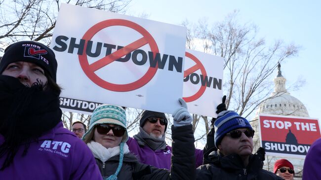 Митинг против частичного закрытия федерального правительства США у здания Капитолия в Вашингтоне. 10 января 2019