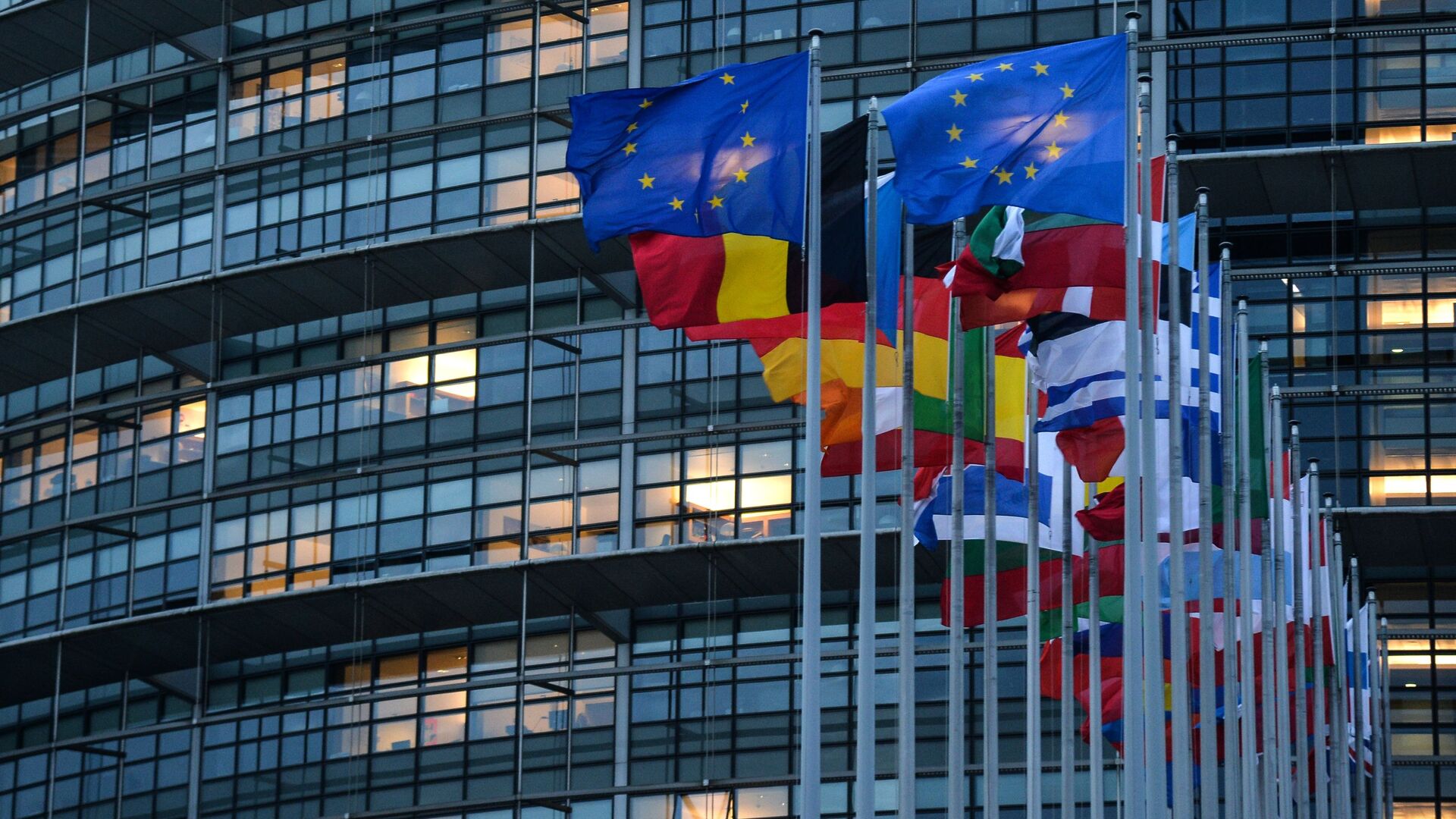 Флаги европейских государств перед зданием Европейского парламента в Страсбурге - РИА Новости, 1920, 29.04.2021