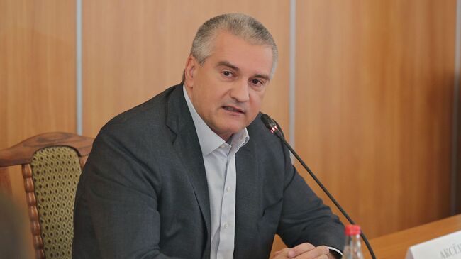 Глава Республики Крым Сергей Аксенов во время совещания по проблемным вопросам Феодосии