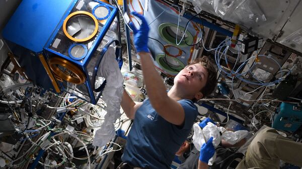 Астронавт Анна Маклейн проводит опыты с мышами на борту МКС