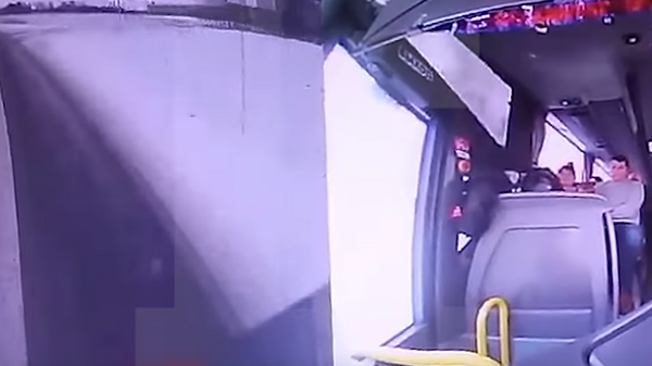Столкновение автобуса с фурой в Калининградской области попало на видео
