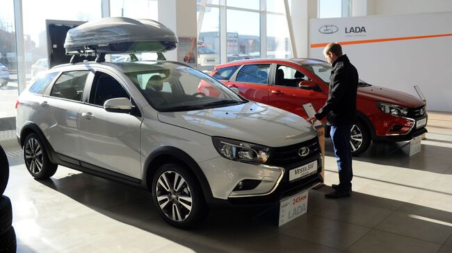 Автомобиль Lada Vesta SW в автосалоне