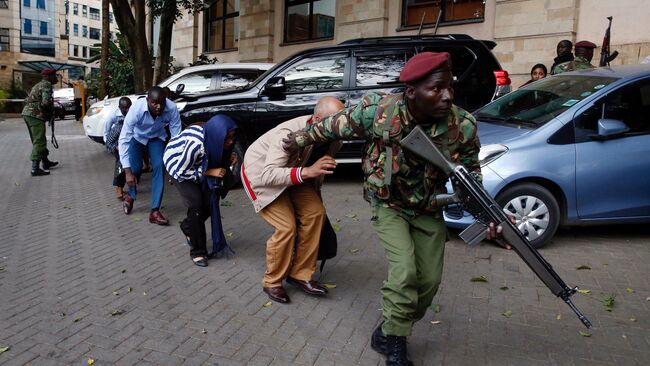 Ситуация на месте взрыва и стрельбы рядом с отелем Dusit в Найроби