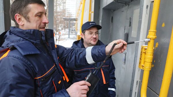 Сотрудники газовой службы проверяют газовые трубы