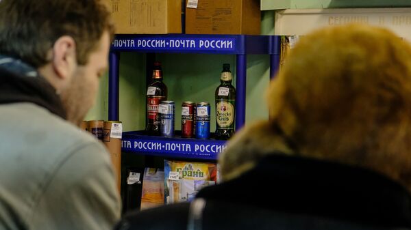 Прилавок с пивом в отделении Почты России в поселке Абрам-Мыс Кольского района Мурманской области