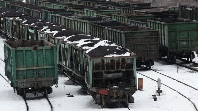 Вагоны с углем на железнодорожном вокзале Донецка 