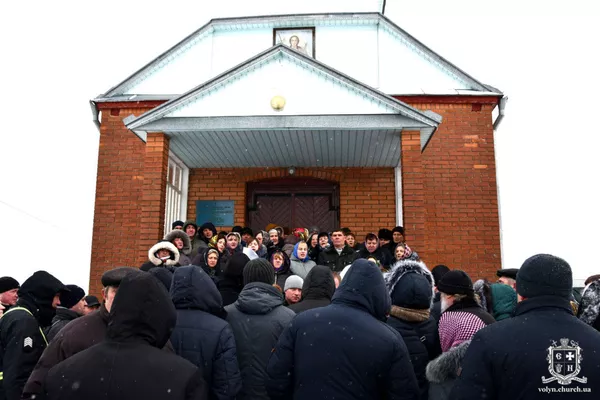 Захват сторонниками новой церкви храма УПЦ в селе Красноволя Волынской области 