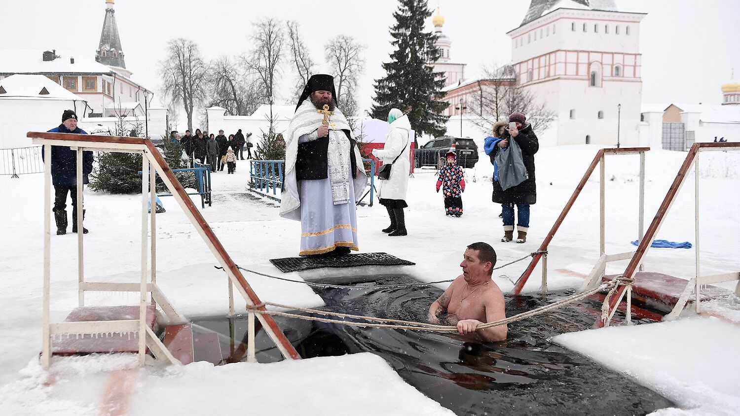 Купание в крещенскую ночь в Подмосковье - РИА Новости, 1920, 18.01.2024