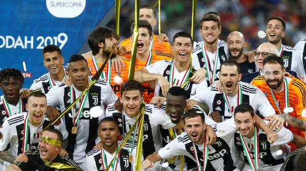 Футболисты Ювентуса с медалями за победу в Суперкубке Италии