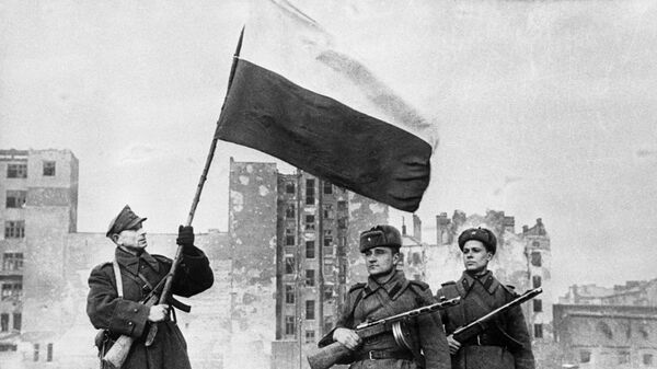 Воины Войска Польского и Советской Армии перед водружением государственного флага Польши над освобожденной Варшавой. 17 января 1945