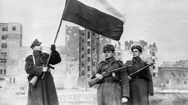 Воины Войска Польского и Советской армии перед водружением государственного флага Польши над освобожденной Варшавой. 17 января 1945
