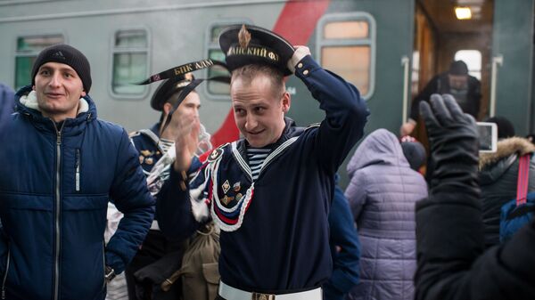 Военнослужащие, уволенные в запас, на платформе станции Омск-Пассажирский