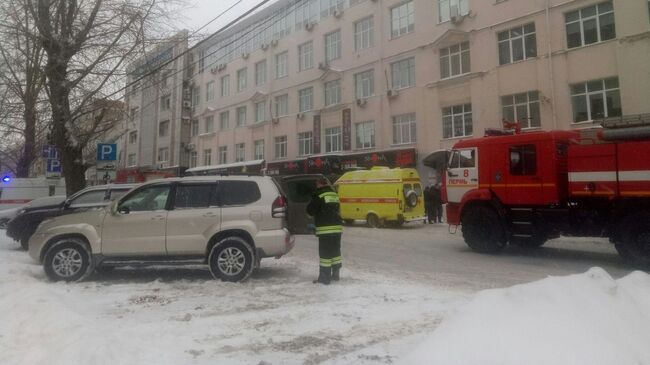 Сотрудники экстренных служб на месте пожара в Ленинском районе города Перми.