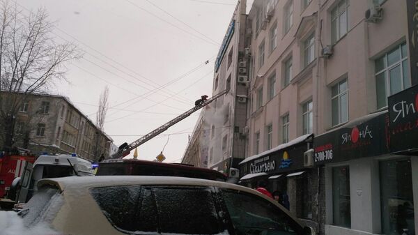 Сотрудники МЧС во время ликвидации пожара в Ленинском районе города Перми