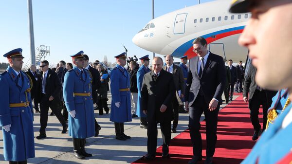 Президент РФ Владимир Путин и президент Республики Сербии Александр Вучич в аэропорту имени Николы Теслы в Белграде