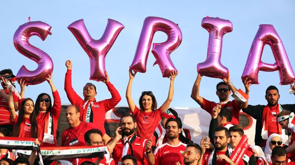 Сирийские болельщики перед началом матча Кубка Азии по футболу между сборными Австралии и Сирии в Аль-Айне