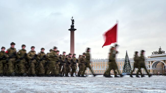 Участники репетиции парада в честь 75-летия снятия блокады Ленинграда на Дворцовой площади в Санкт-Петербурге